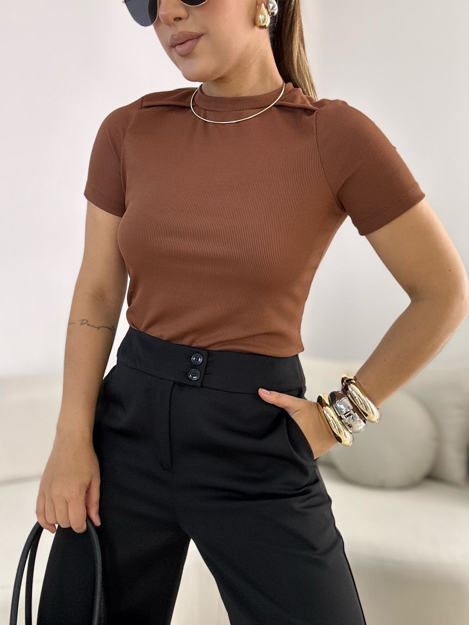BLUSA KIARA GOLA MARROM - 0066780054 - CAROLLA FERRARO