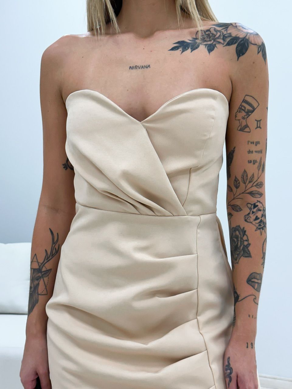 VESTIDO ISABELA CURTO NUDE