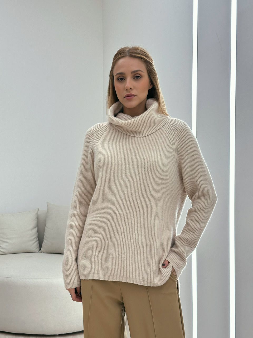 TRICOT GOLA ALTA AREIA