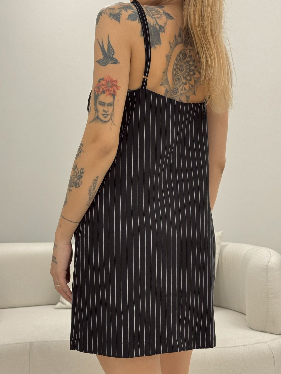 VESTIDO RISCA DE GIZ CURTO PRETO