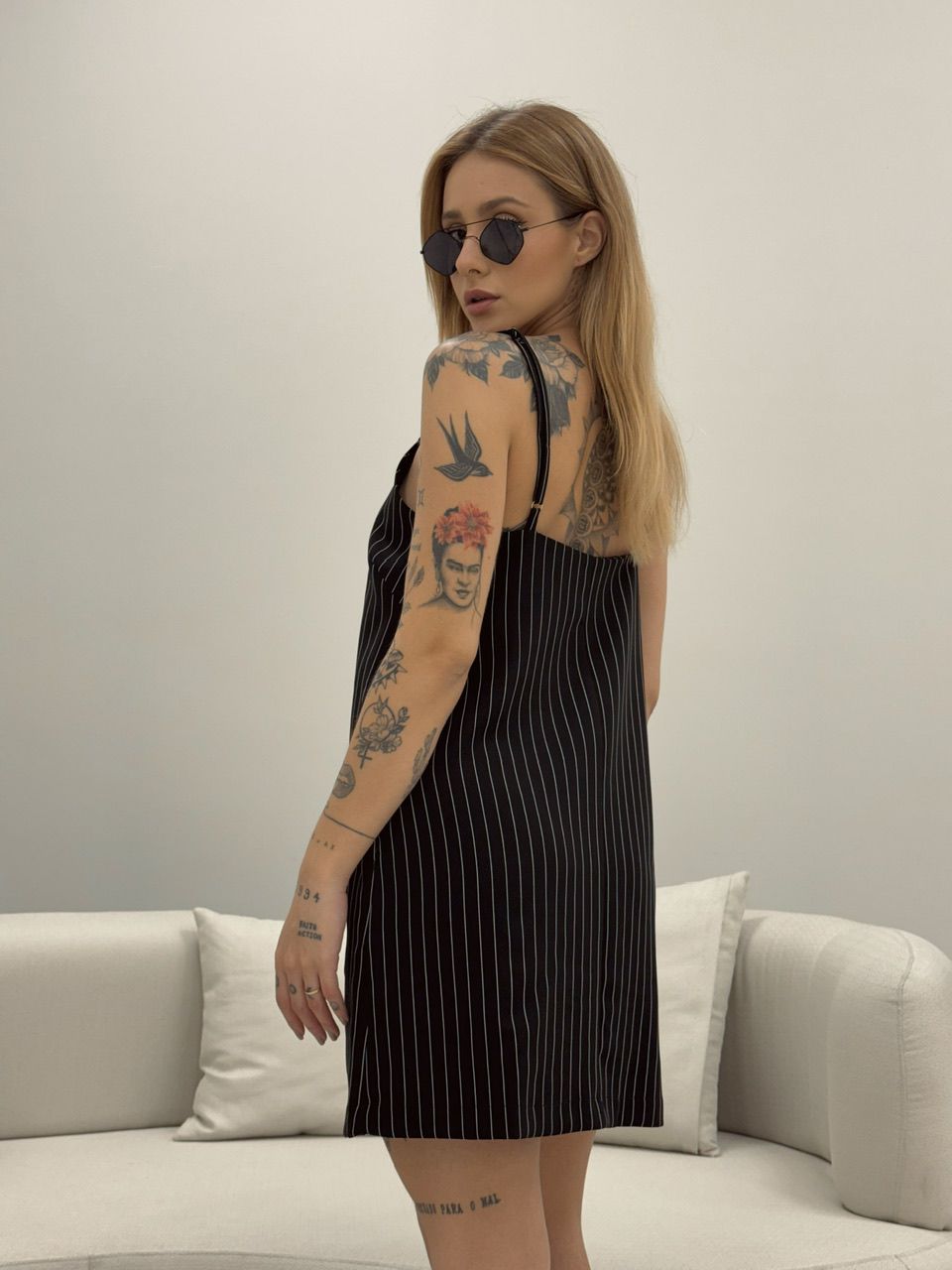 VESTIDO RISCA DE GIZ CURTO PRETO