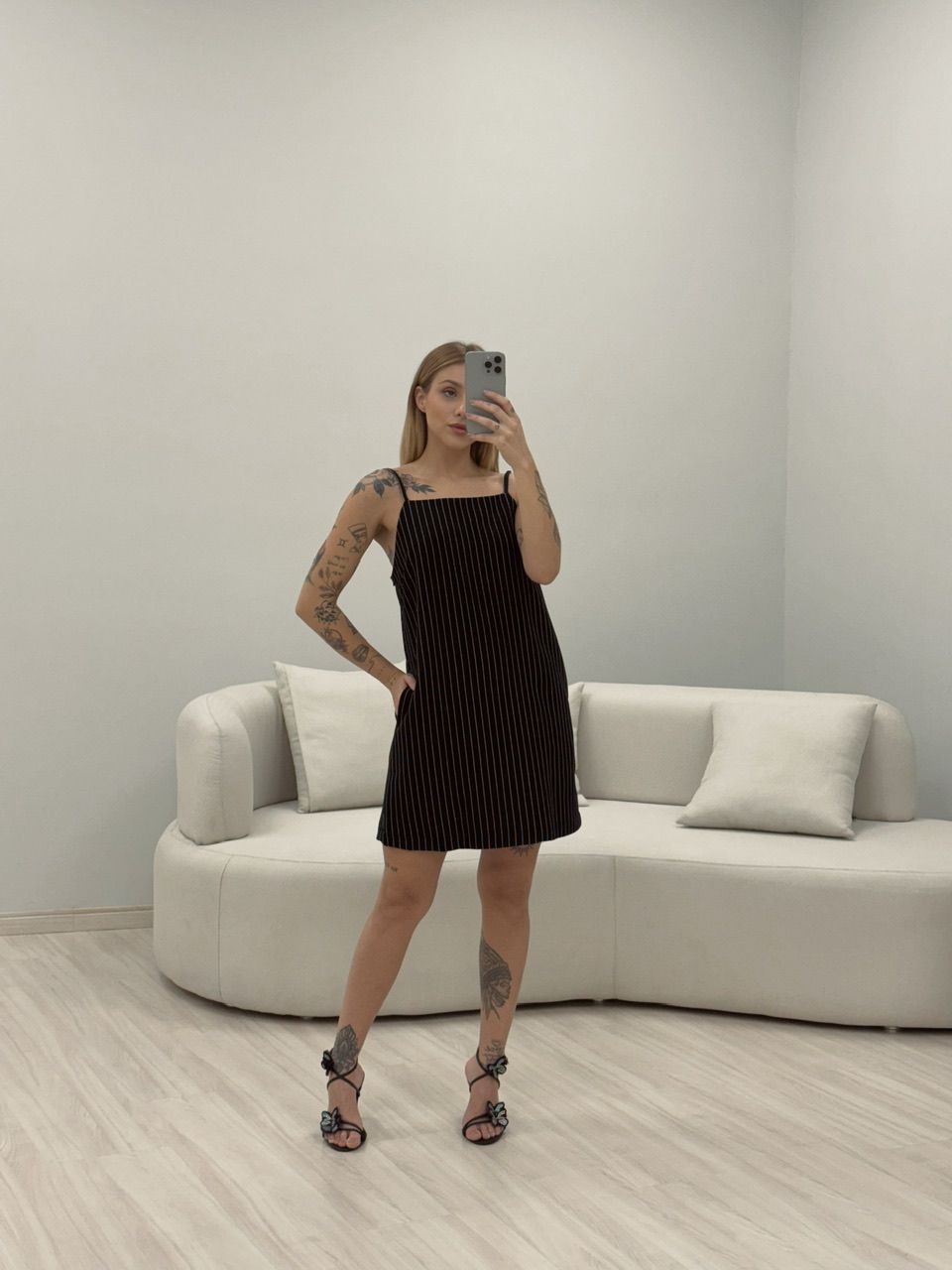 VESTIDO RISCA DE GIZ CURTO PRETO