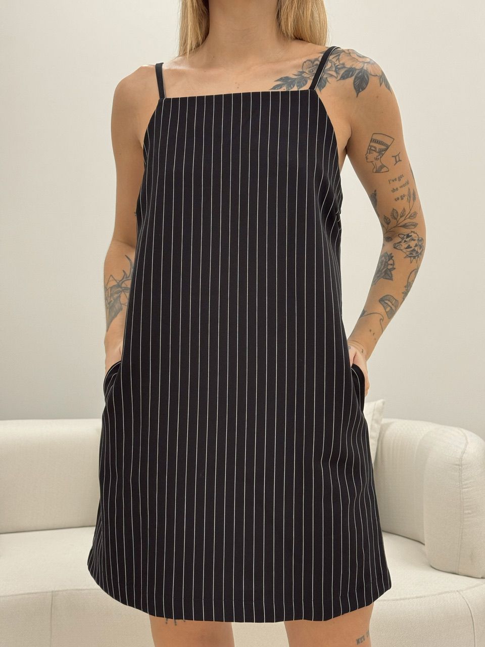 VESTIDO RISCA DE GIZ CURTO PRETO