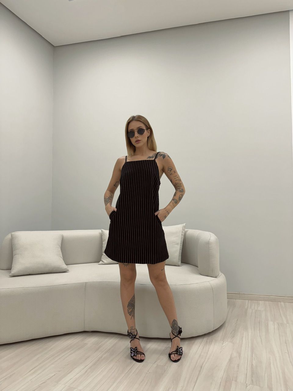 VESTIDO RISCA DE GIZ CURTO PRETO