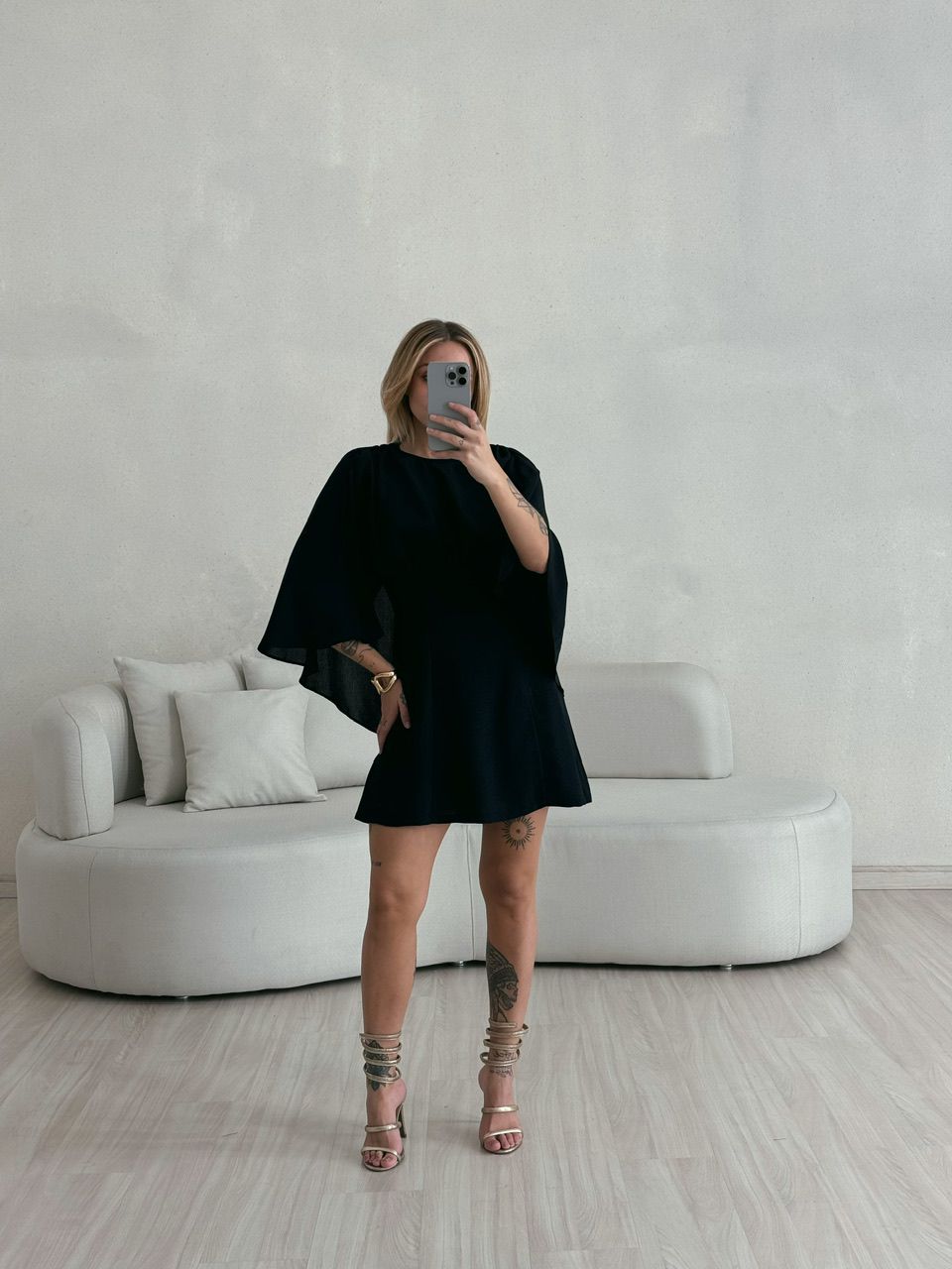 VESTIDO MANGA CAPA PRETO