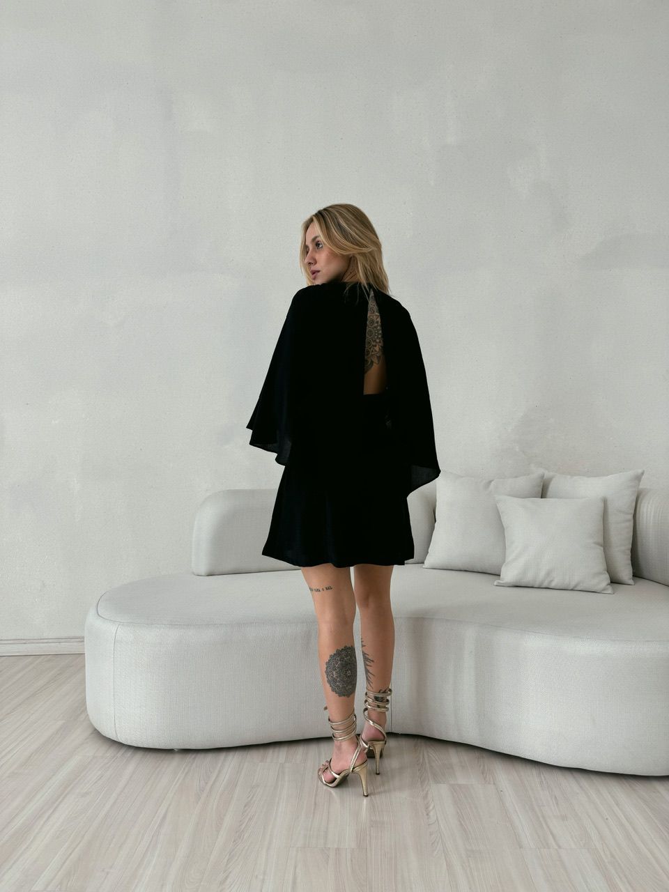 VESTIDO MANGA CAPA PRETO