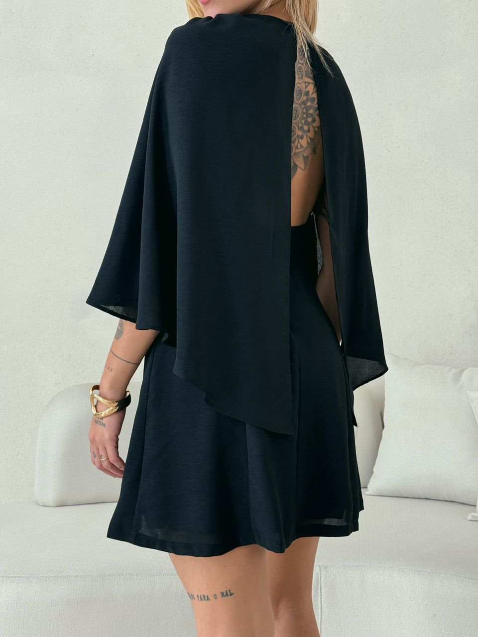 VESTIDO MANGA CAPA PRETO