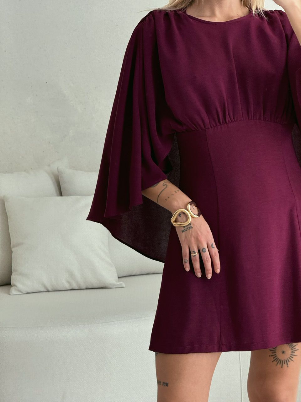 VESTIDO MANGA CAPA VINHO
