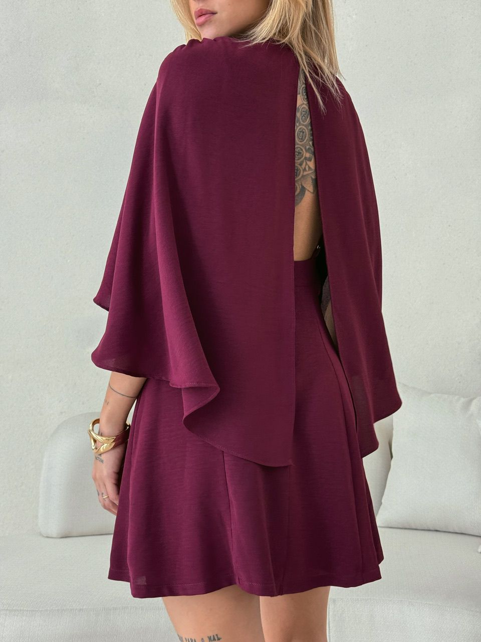 VESTIDO MANGA CAPA VINHO