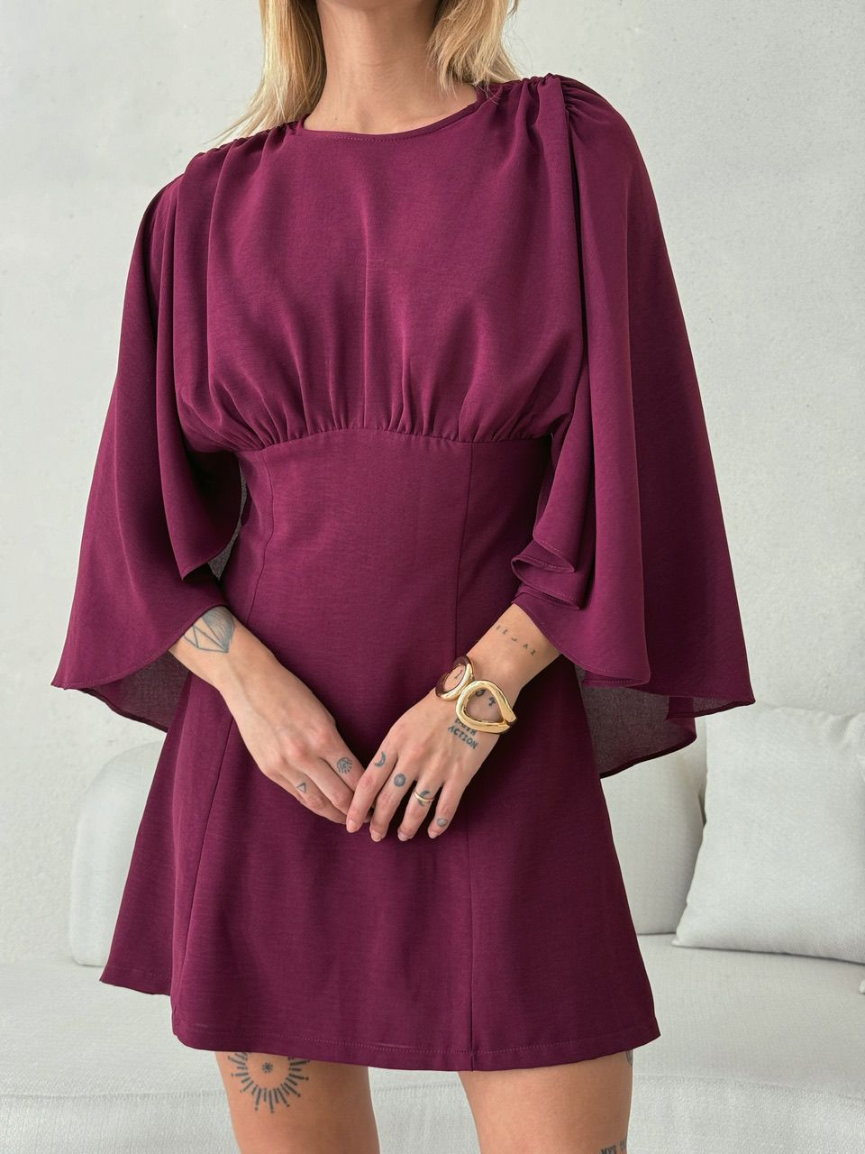 VESTIDO MANGA CAPA VINHO