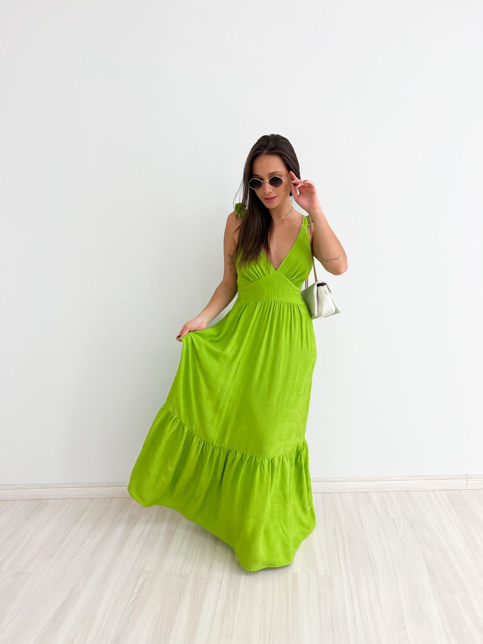 VESTIDO LEANDRA FLORAL VERDE LISO