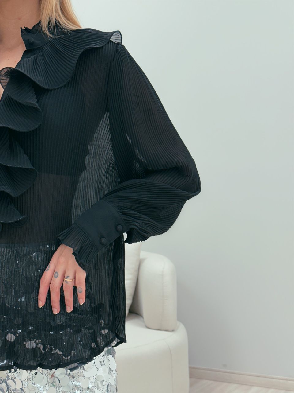 CAMISA PLISSADA BABADO PRETA