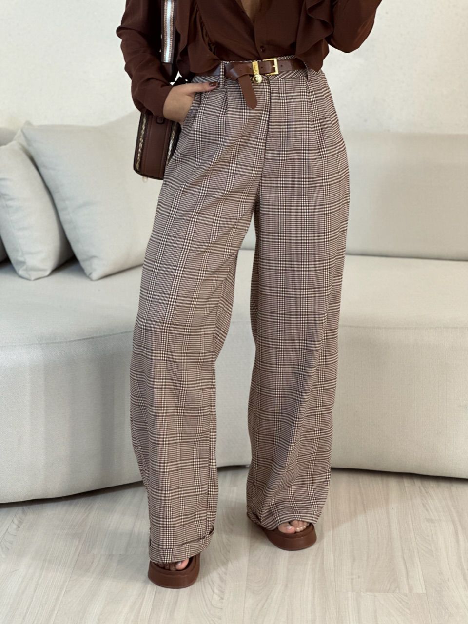 CALÇA XADREZ COM CINTO MARROM - 0053530054 - CAROLLA FERRARO