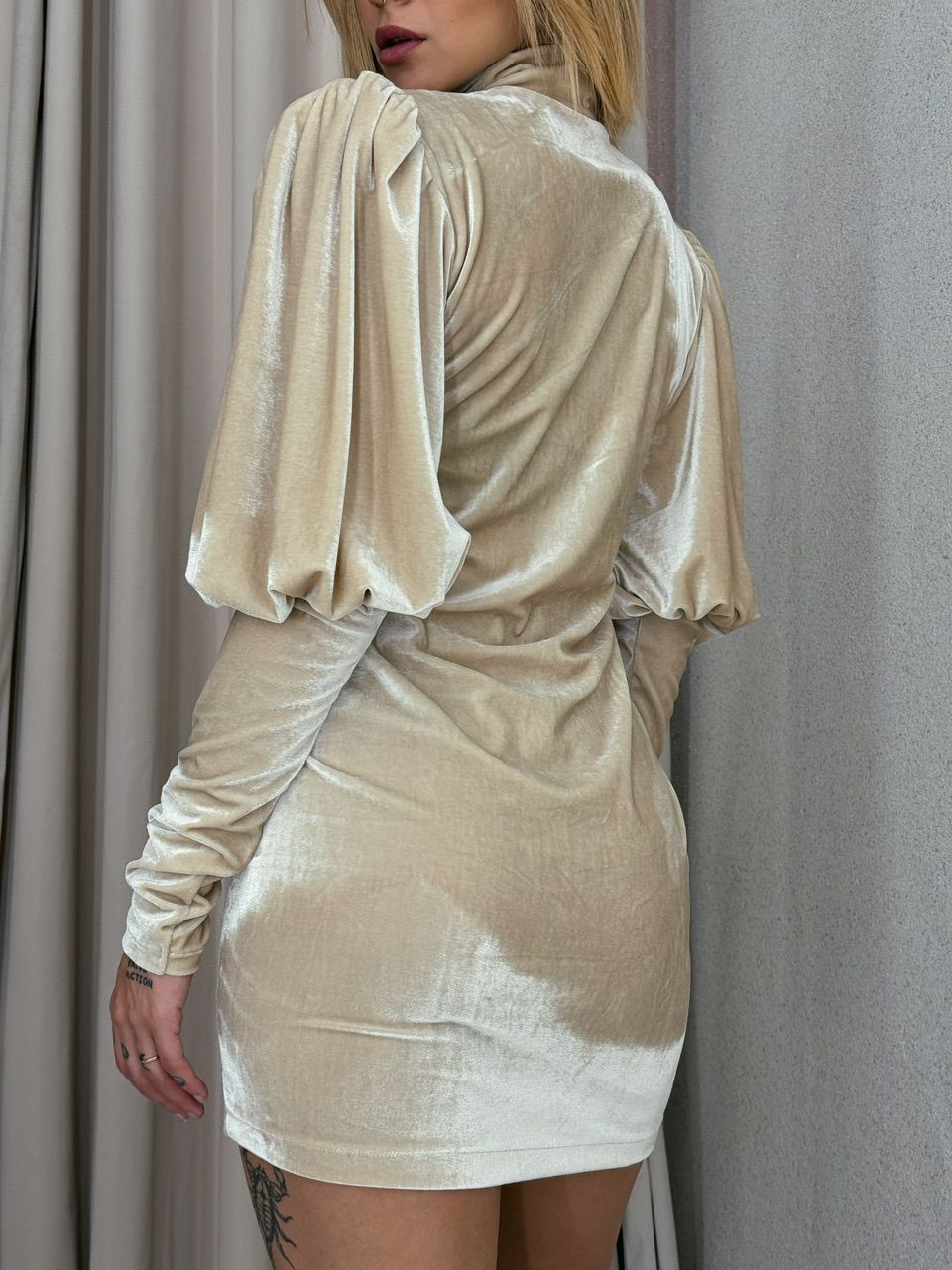 VESTIDO VELUDO MANGA BUFANTE MARFIM