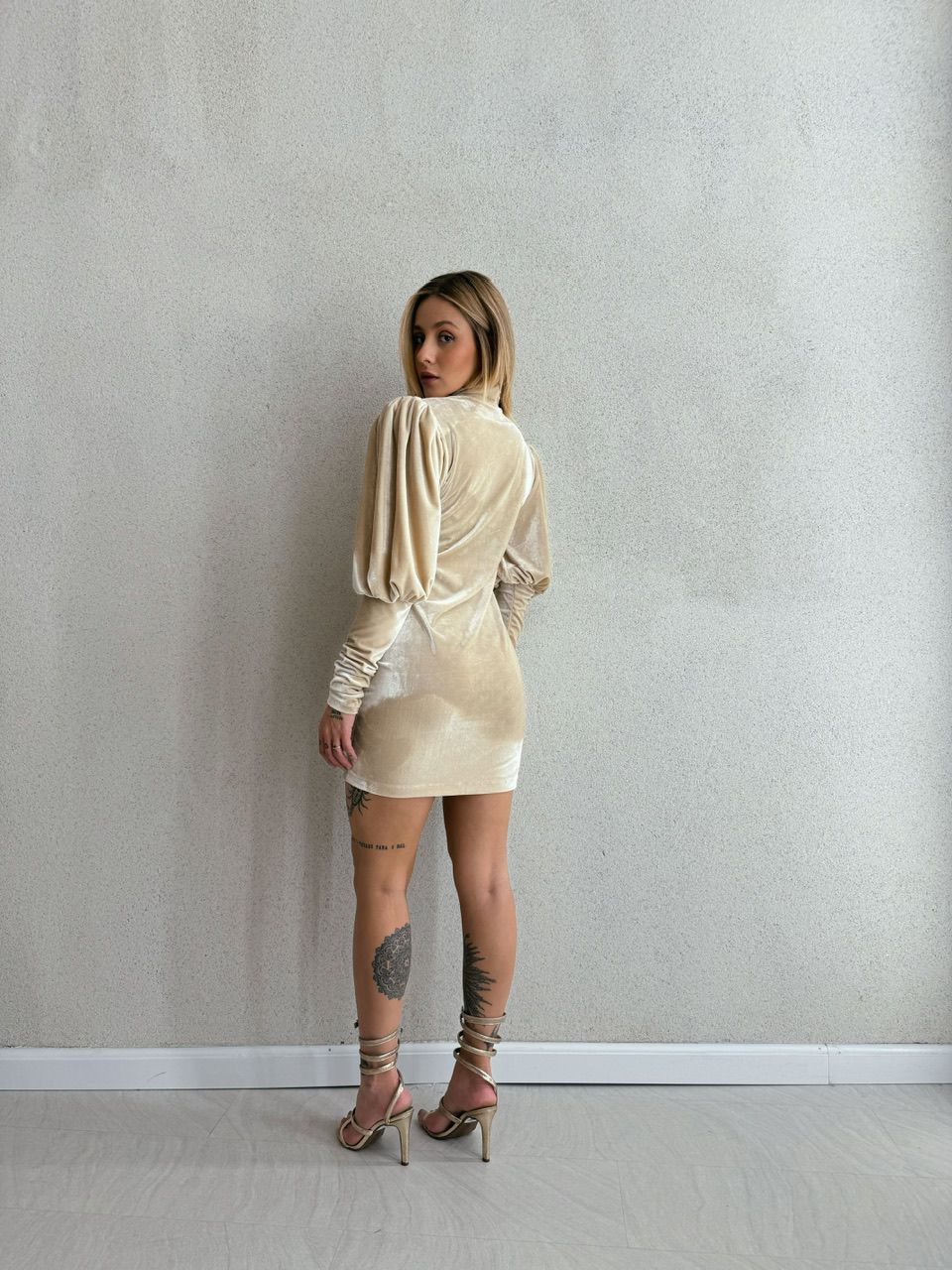 VESTIDO VELUDO MANGA BUFANTE MARFIM