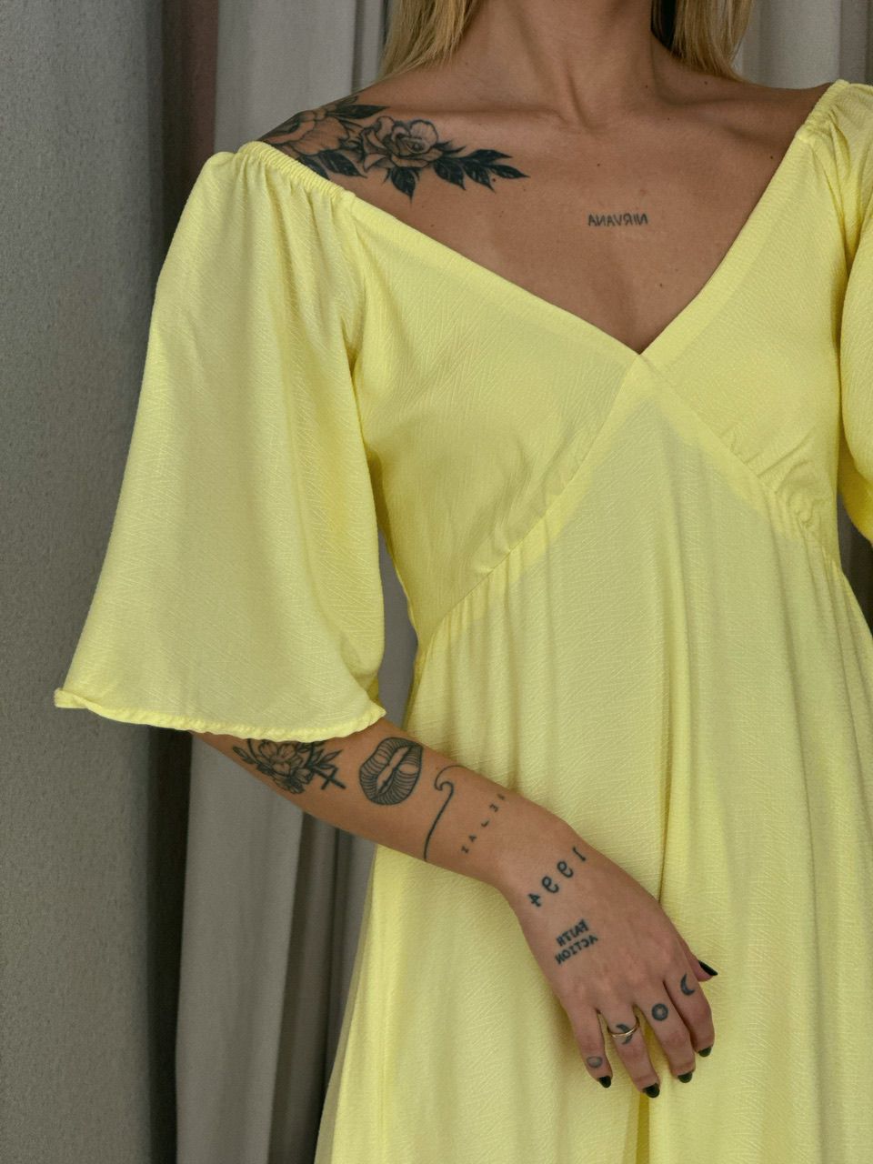 VESTIDO MANGA MIDI AMARELO