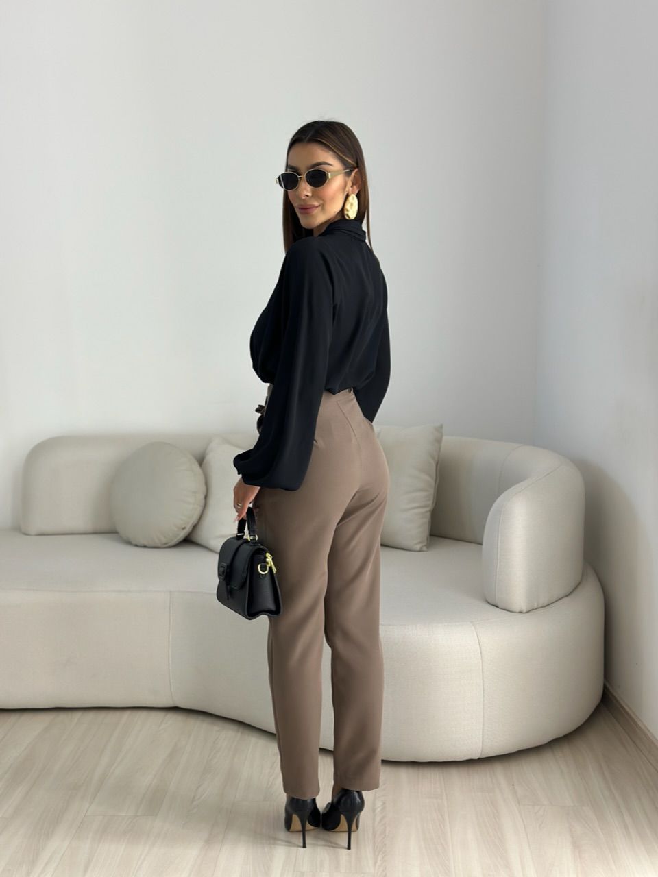 BLUSA LETICIA DECOTE PRETA