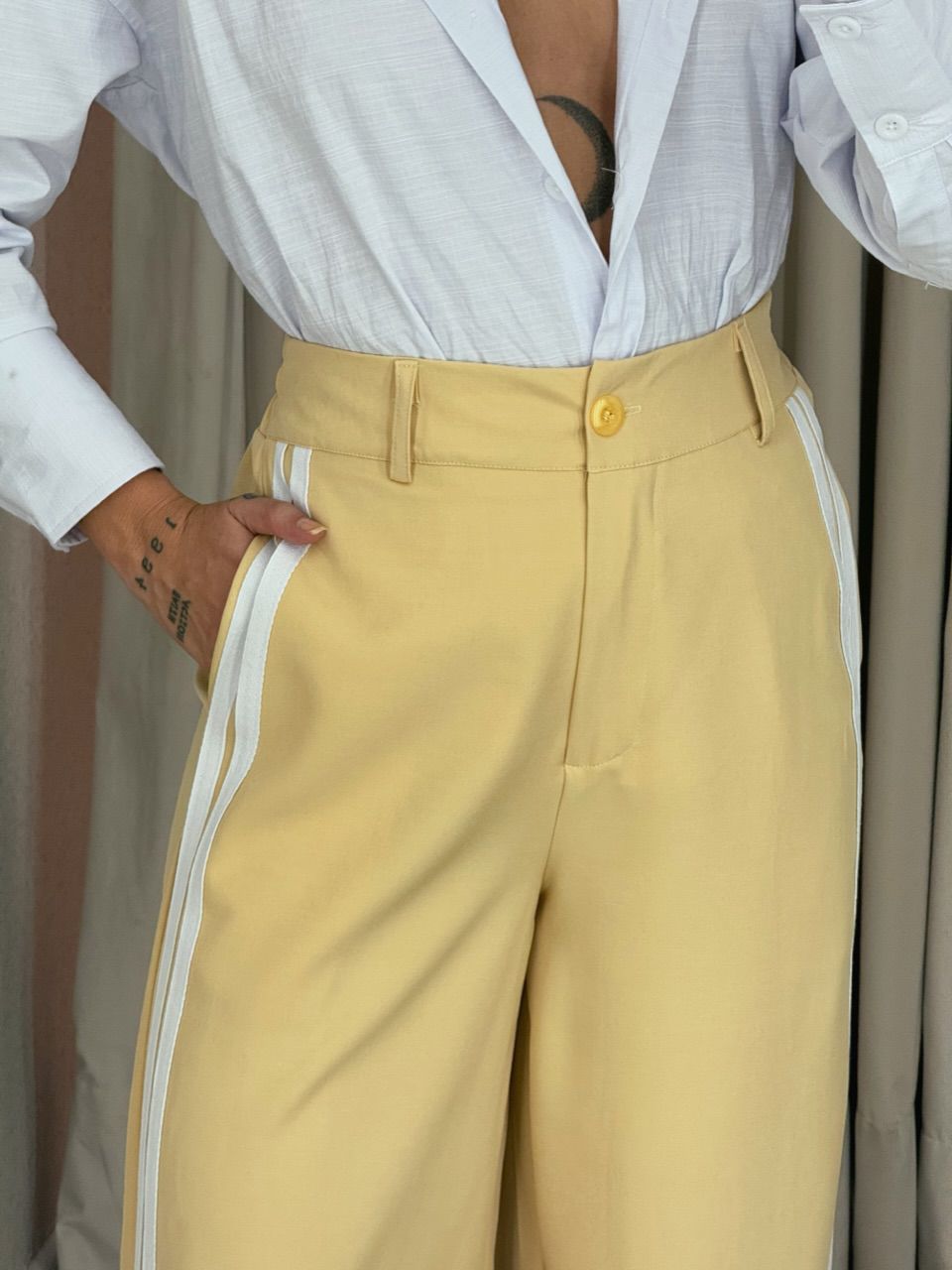 CALÇA KATHERINE LISTRAS YELLOU BUTTER