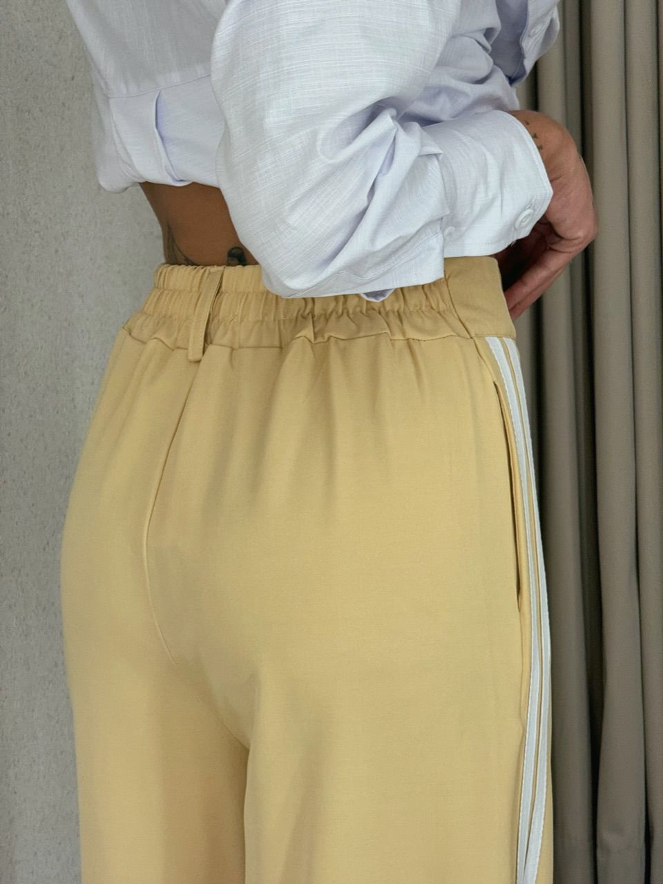 CALÇA KATHERINE LISTRAS YELLOU BUTTER