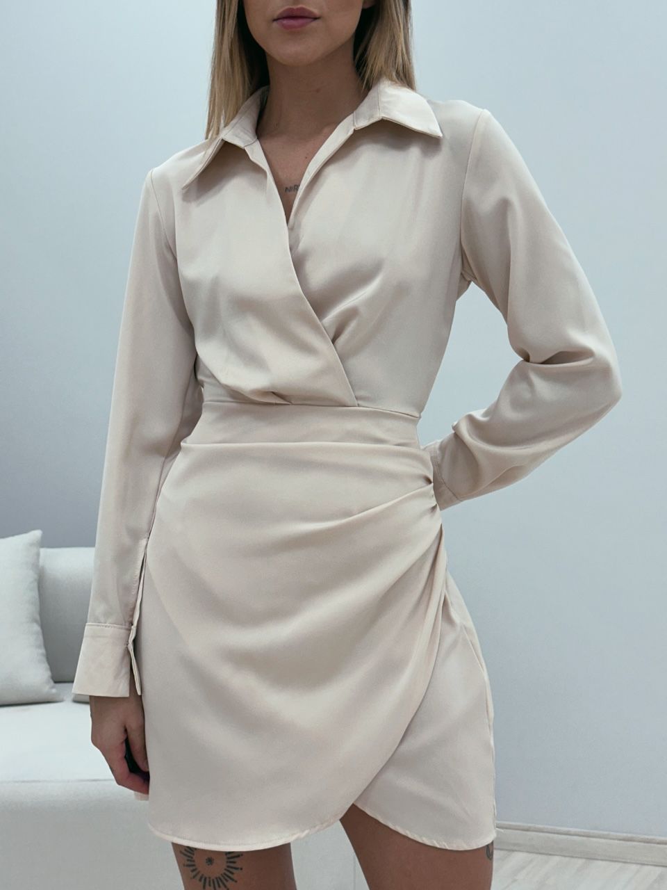 VESTIDO ACETINADO MANGA LONGA AREIA