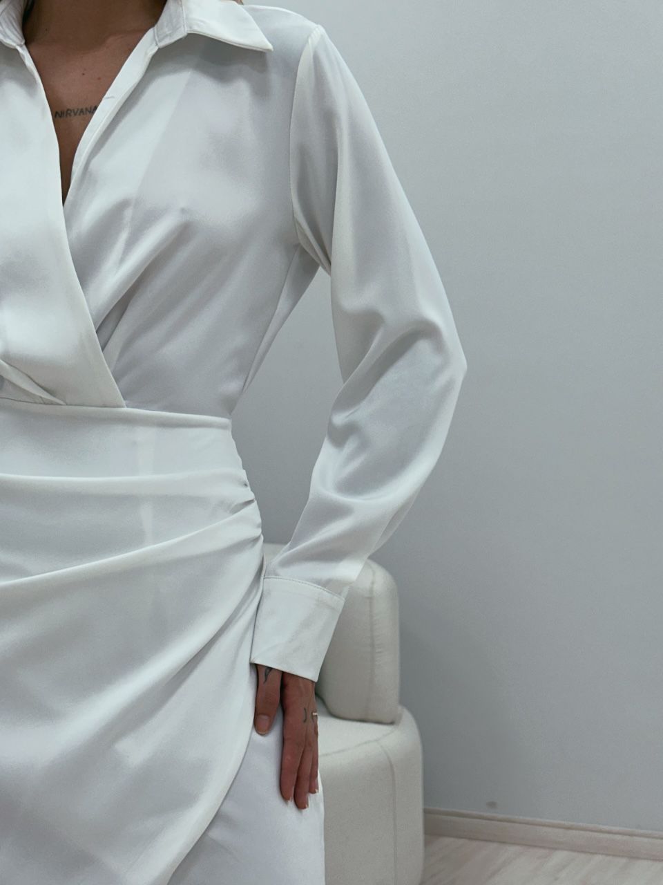VESTIDO ACETINADO MANGA LONGA OFF