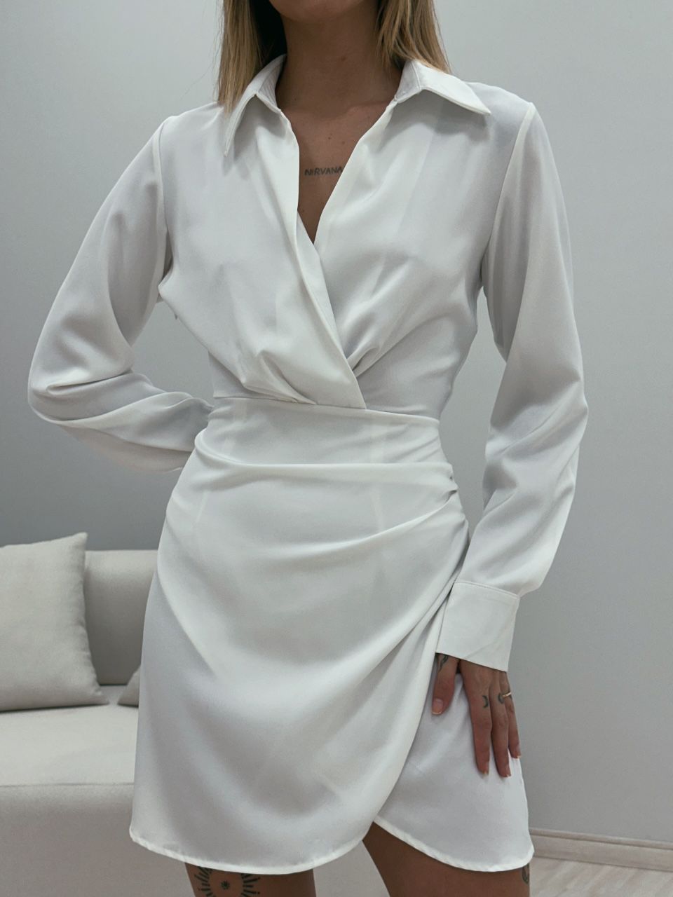 VESTIDO ACETINADO MANGA LONGA OFF