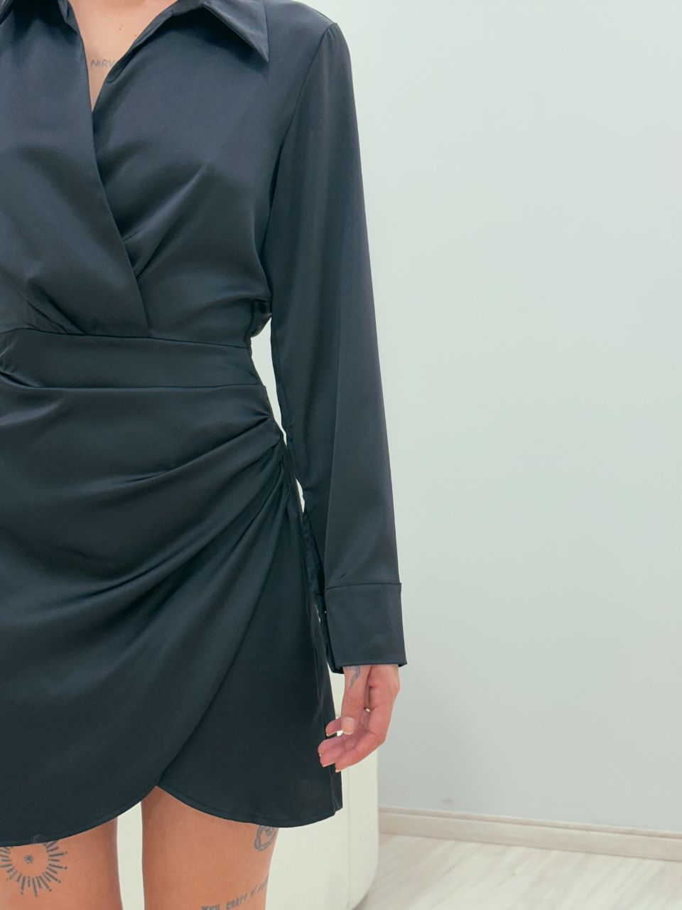 VESTIDO ACETINADO MANGA LONGA PRETO