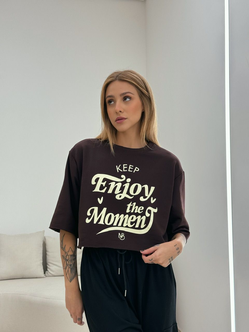 T-SHIRT ENJOY THE MOMENT Marrom