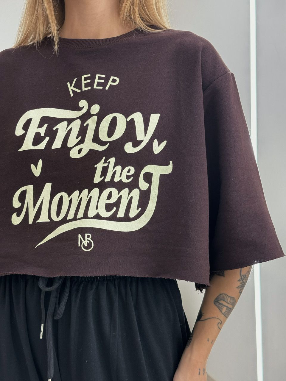 T-SHIRT ENJOY THE MOMENT Marrom