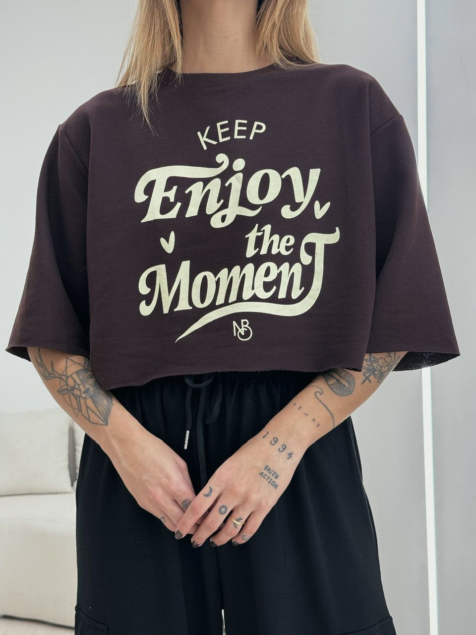T-SHIRT ENJOY THE MOMENT Marrom - 0050340054 - CAROLLA FERRARO