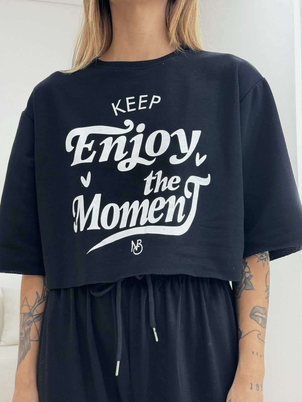 T-SHIRT ENJOY THE MOMENT Preta - 0050340033 - CAROLLA FERRARO
