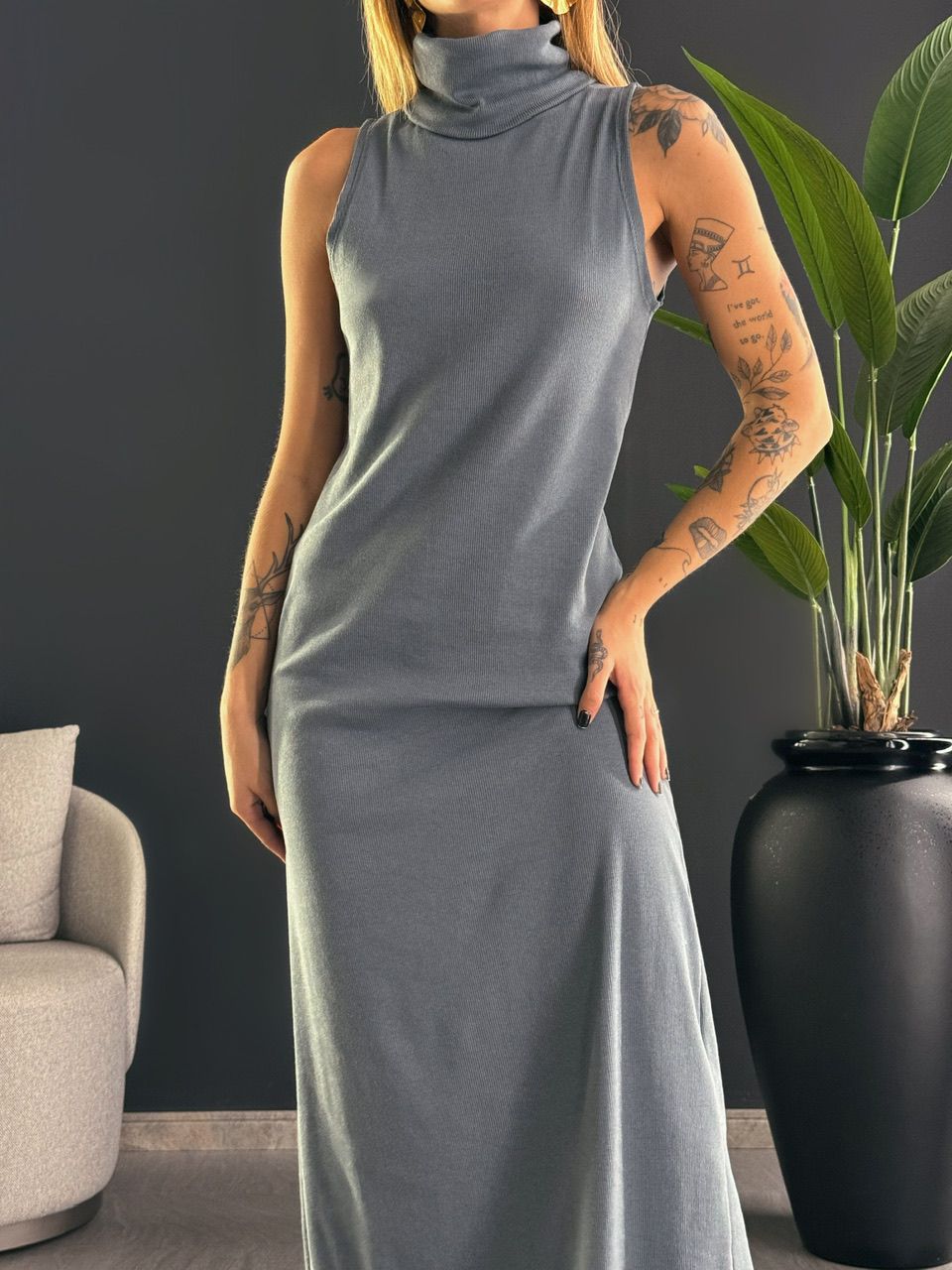 VESTIDO GOLA ALTA CANELADO CINZA