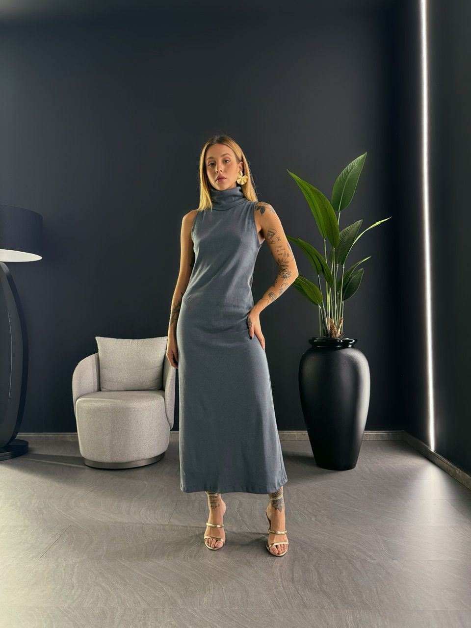 VESTIDO GOLA ALTA CANELADO CINZA