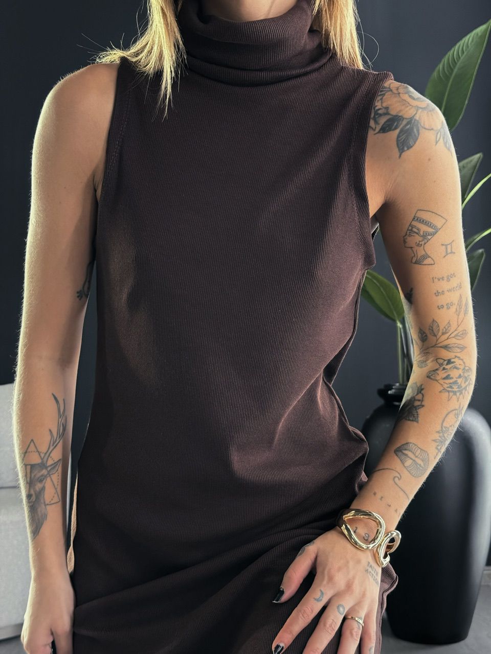 VESTIDO GOLA ALTA CANELADO MARROM