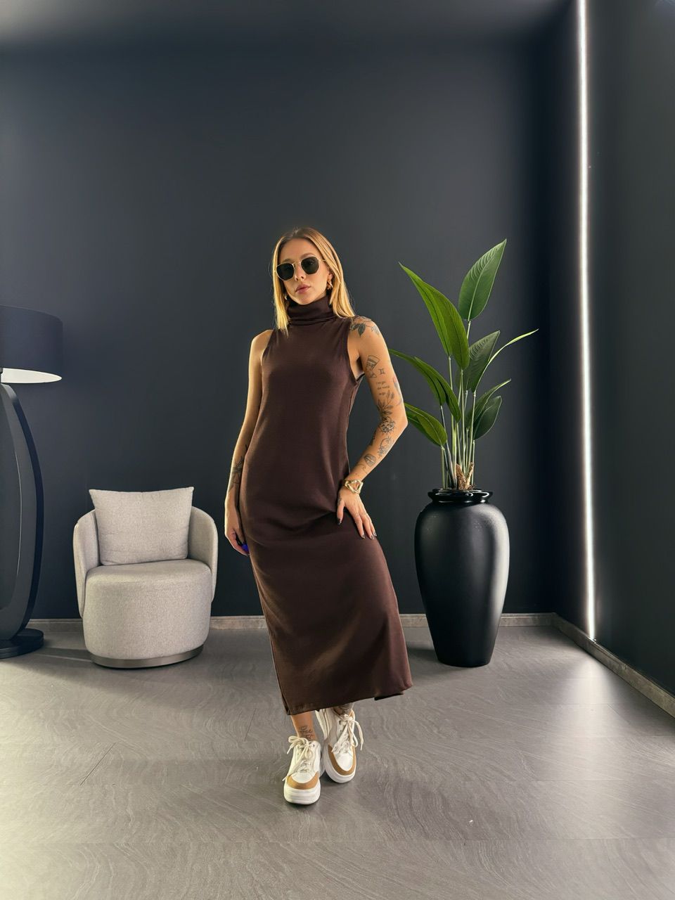 VESTIDO GOLA ALTA CANELADO MARROM