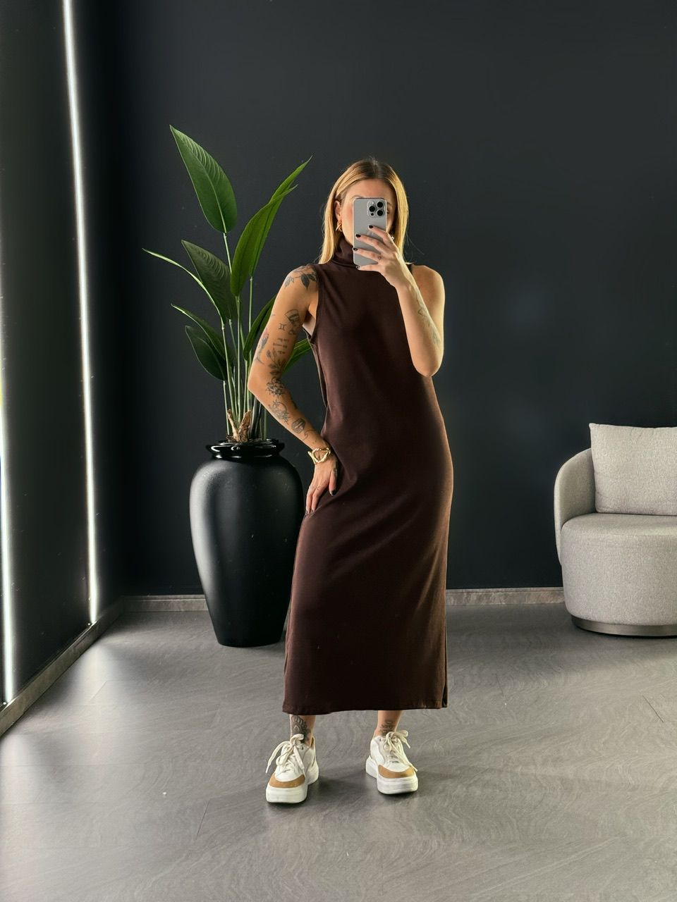 VESTIDO GOLA ALTA CANELADO MARROM