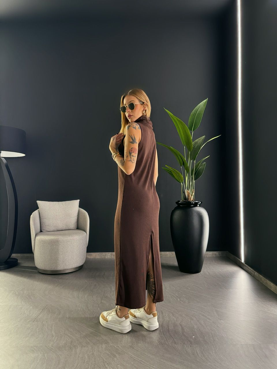 VESTIDO GOLA ALTA CANELADO MARROM