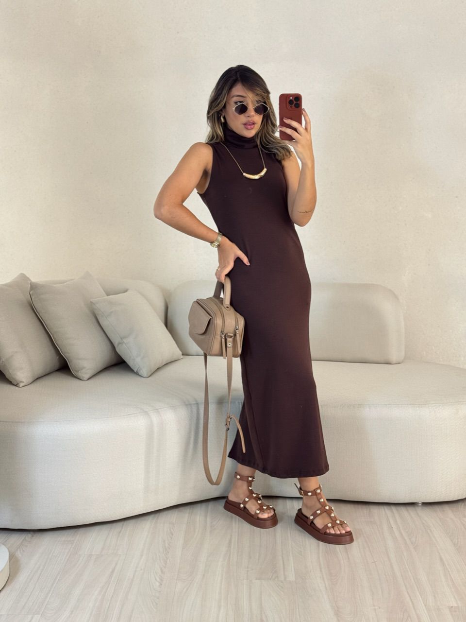 VESTIDO GOLA ALTA CANELADO MARROM