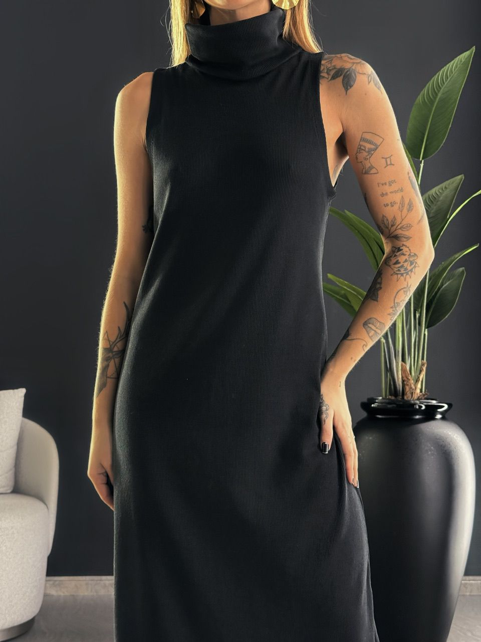 VESTIDO GOLA ALTA CANELADO PRETO