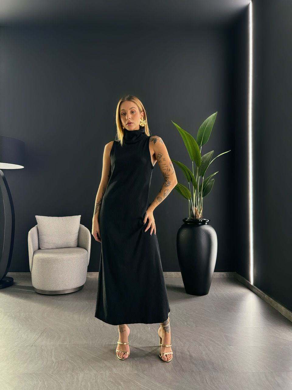 VESTIDO GOLA ALTA CANELADO PRETO - 0052560032 - CAROLLA FERRARO