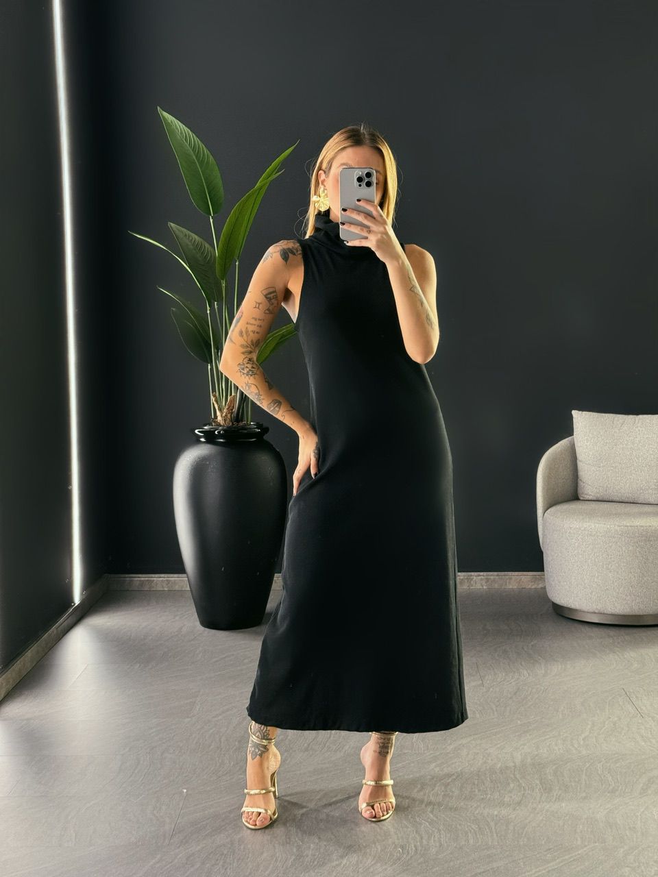 VESTIDO GOLA ALTA CANELADO PRETO