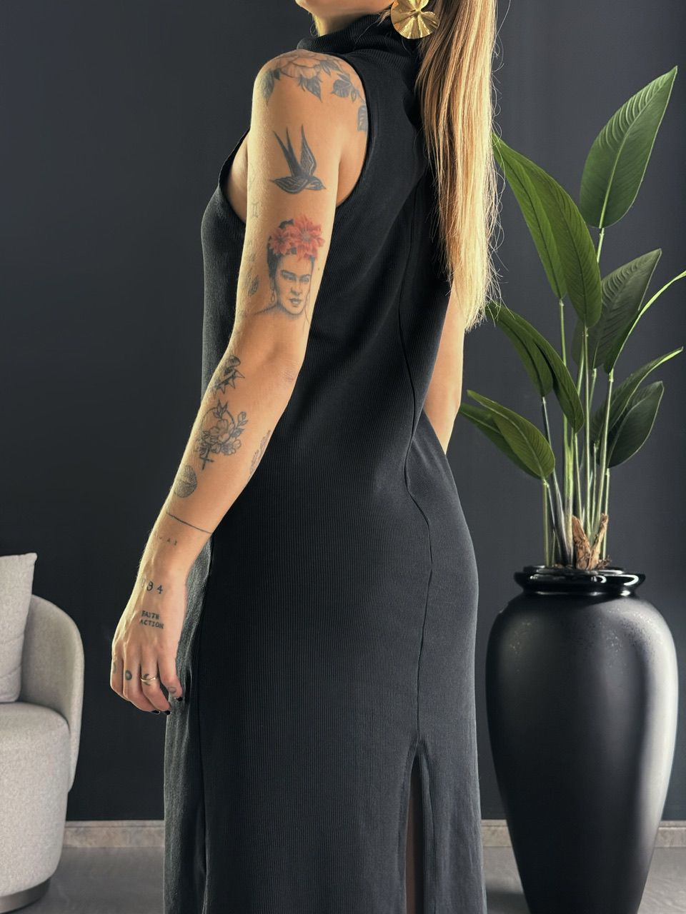 VESTIDO GOLA ALTA CANELADO PRETO