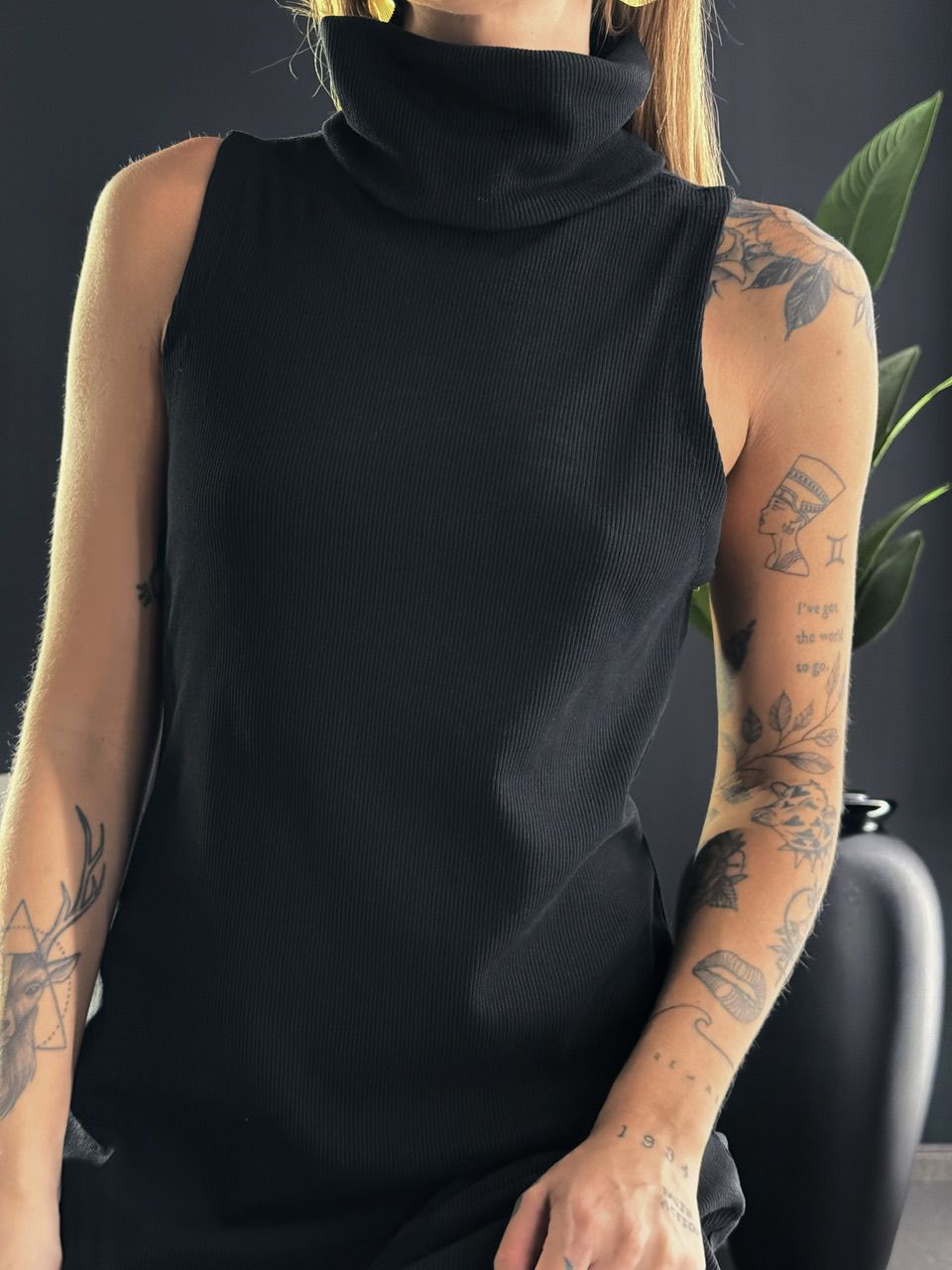 VESTIDO GOLA ALTA CANELADO PRETO