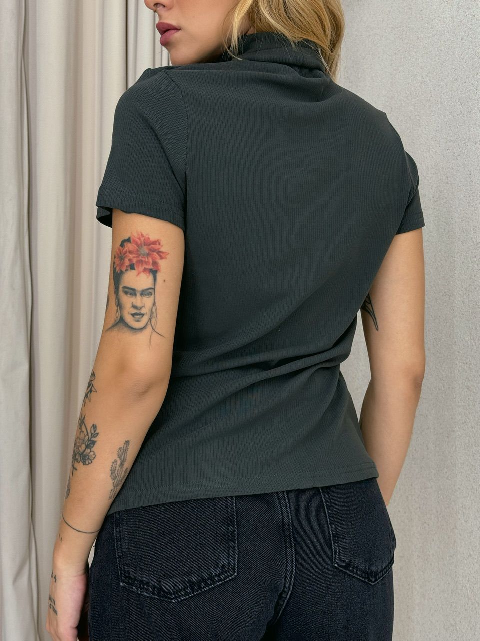 BLUSA JOSI CANELADA GOLA CINZA ESCURO