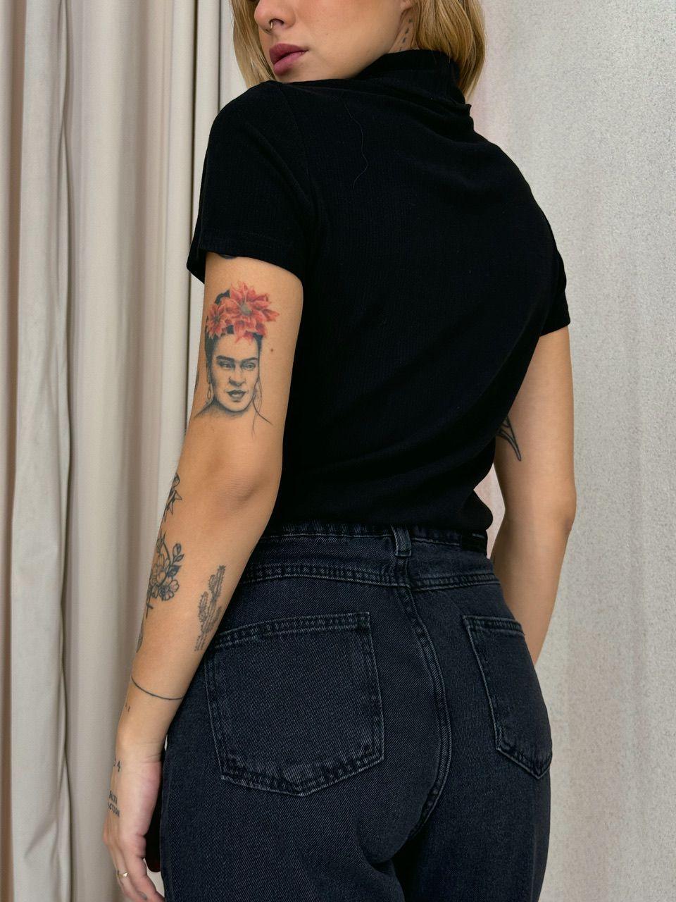 BLUSA JOSI CANELADA GOLA PRETA