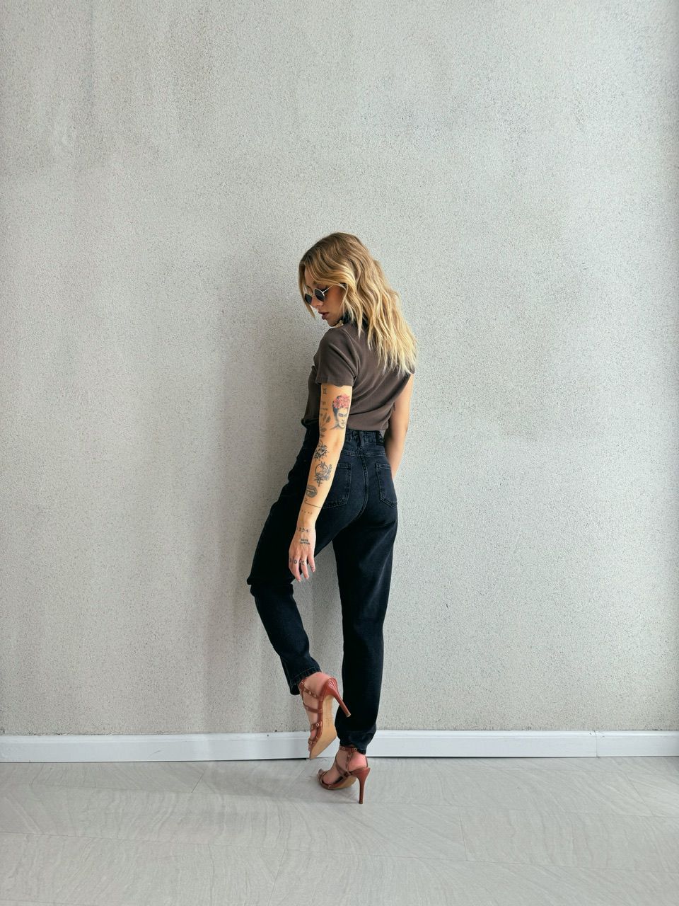 CALÇA MARINA JEANS MOM PRETA ESTONADA