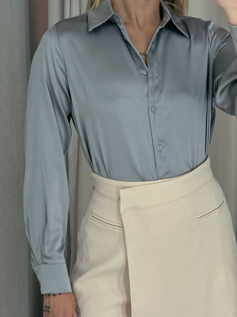 CAMISA ACETINADA CINZA