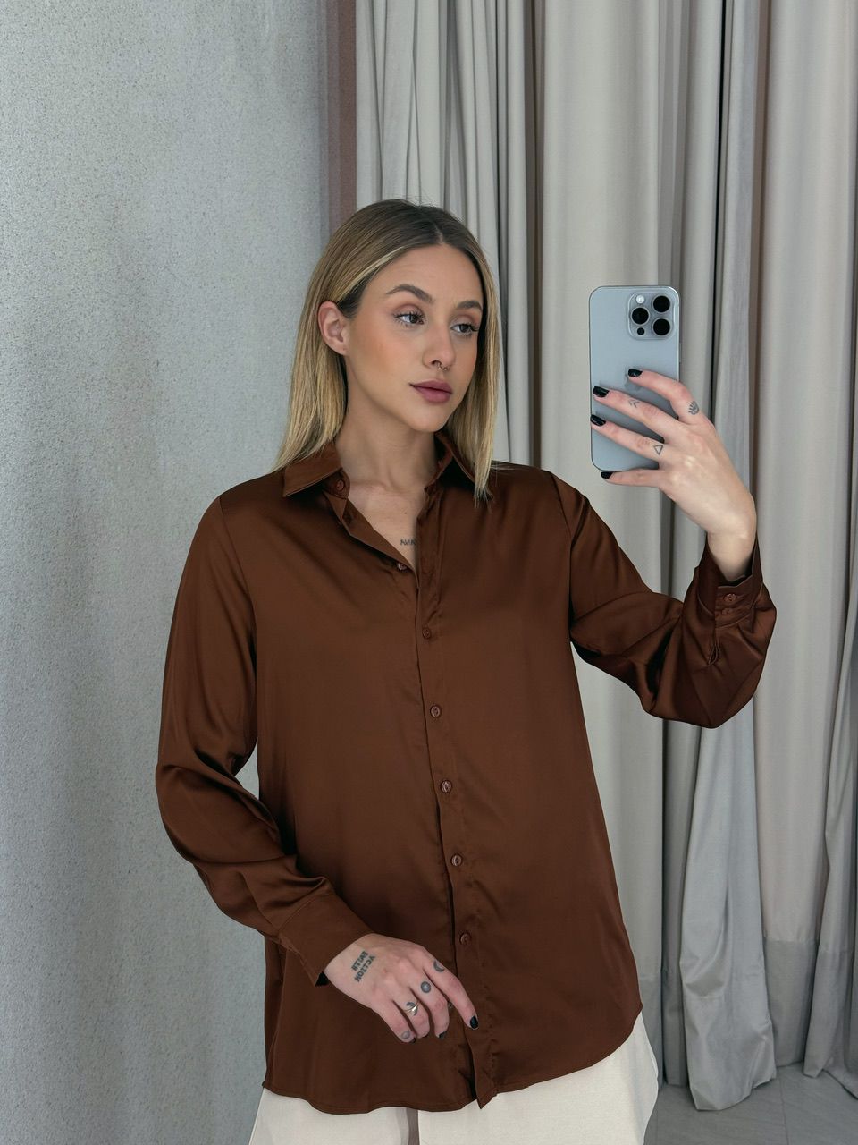 CAMISA ACETINADA MARROM