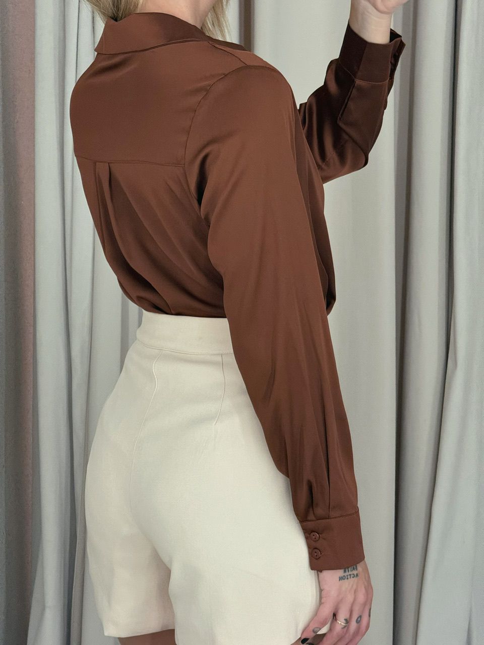 CAMISA ACETINADA MARROM