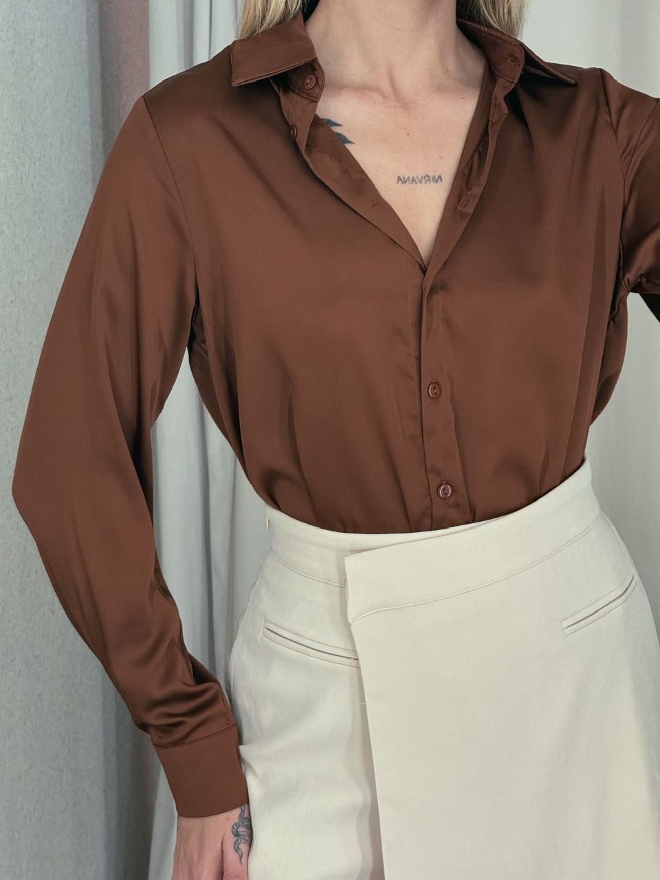 CAMISA ACETINADA MARROM